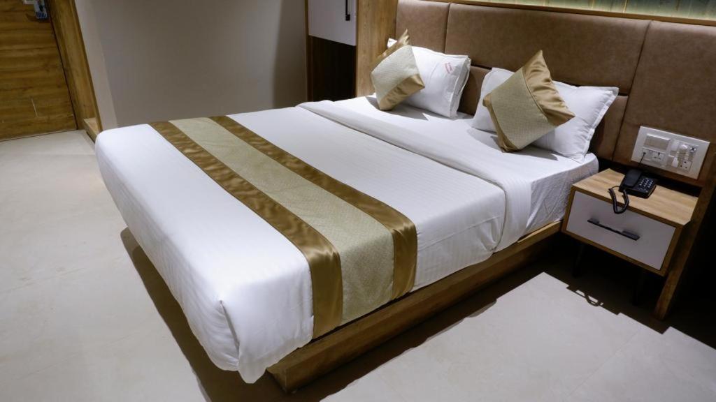 Hotel Amber Paramount Βομβάη Εξωτερικό φωτογραφία